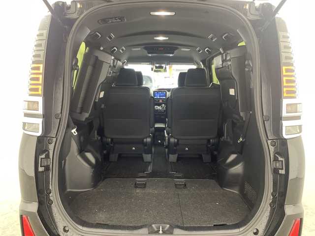 トヨタ ヴォクシー ハイブリッド ZS 煌 兵庫県 2018(平30)年 5.2万km ブラック ・純正9インチナビ(CD/DVD/BT/TV/SD)/・両側パワースライドドア/・純正フリップダウンモニター/・トヨタセーフティセンス/・プリクラッシュセーフティ/・レーンディパーチャーアラート/・クルーズコントロール/・オートマチックハイビーム/・先行車発進告知/・前席シートヒーター/・純正ドライブレコーダー/・ビルトインETC/・純正16インチAW/・プッシュスタート/・スマートキー/・LEDライト　/・LEDフォグランプ/・TRC/・ダブルエアコン