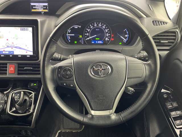 トヨタ ヴォクシー ハイブリッド ZS 煌 兵庫県 2018(平30)年 5.2万km ブラック ・純正9インチナビ(CD/DVD/BT/TV/SD)/・両側パワースライドドア/・純正フリップダウンモニター/・トヨタセーフティセンス/・プリクラッシュセーフティ/・レーンディパーチャーアラート/・クルーズコントロール/・オートマチックハイビーム/・先行車発進告知/・前席シートヒーター/・純正ドライブレコーダー/・ビルトインETC/・純正16インチAW/・プッシュスタート/・スマートキー/・LEDライト　/・LEDフォグランプ/・TRC/・ダブルエアコン