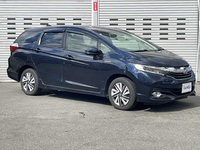 ホンダ シャトル ハイブリッド X 道央・札幌 2017(平29)年 9.1万km ミッドナイトブルービームM (株)IDOMが運営する【じしゃロン札幌店】の自社ローン専用車両になりますこちらは現金またはオートローンご利用価格です。自社ローンご希望の方は別途その旨お申し付けください。/・クルーズコントロール/・プッシュスタート/・スマートキー/・4WD/・純正フロアマット/・純正15インチホイール/・LEDオートライト/・サイド＋カーテンエアバッグ/・ハイブリッド/・オーディオプレイヤー/・ETC