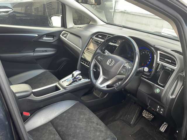 ホンダ シャトル ハイブリッド X 道央・札幌 2017(平29)年 9.1万km ミッドナイトブルービームM (株)IDOMが運営する【じしゃロン札幌店】の自社ローン専用車両になりますこちらは現金またはオートローンご利用価格です。自社ローンご希望の方は別途その旨お申し付けください。/・クルーズコントロール/・プッシュスタート/・スマートキー/・4WD/・純正フロアマット/・純正15インチホイール/・LEDオートライト/・サイド＋カーテンエアバッグ/・ハイブリッド/・オーディオプレイヤー/・ETC