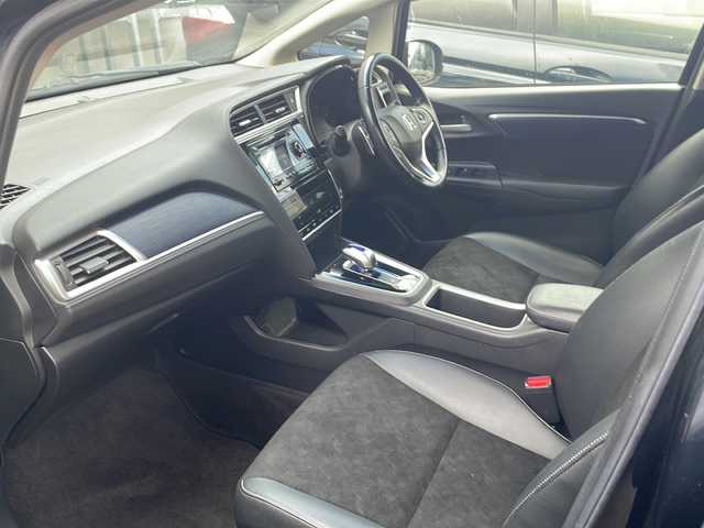 ホンダ シャトル ハイブリッド X 道央・札幌 2017(平29)年 9.1万km ミッドナイトブルービームM (株)IDOMが運営する【じしゃロン札幌店】の自社ローン専用車両になりますこちらは現金またはオートローンご利用価格です。自社ローンご希望の方は別途その旨お申し付けください。/・クルーズコントロール/・プッシュスタート/・スマートキー/・4WD/・純正フロアマット/・純正15インチホイール/・LEDオートライト/・サイド＋カーテンエアバッグ/・ハイブリッド/・オーディオプレイヤー/・ETC