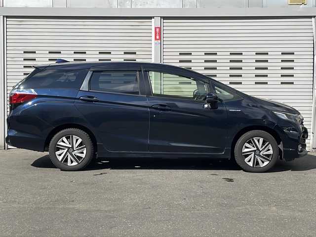 ホンダ シャトル ハイブリッド X 道央・札幌 2017(平29)年 9.1万km ミッドナイトブルービームM (株)IDOMが運営する【じしゃロン札幌店】の自社ローン専用車両になりますこちらは現金またはオートローンご利用価格です。自社ローンご希望の方は別途その旨お申し付けください。/・クルーズコントロール/・プッシュスタート/・スマートキー/・4WD/・純正フロアマット/・純正15インチホイール/・LEDオートライト/・サイド＋カーテンエアバッグ/・ハイブリッド/・オーディオプレイヤー/・ETC