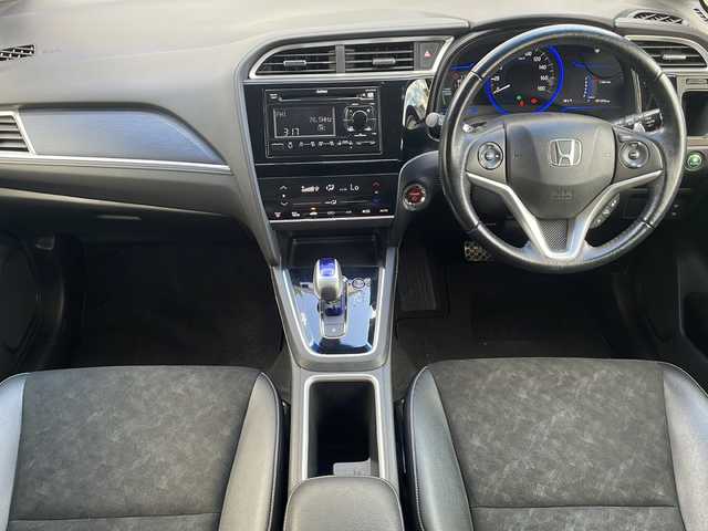 ホンダ シャトル ハイブリッド X 道央・札幌 2017(平29)年 9.1万km ミッドナイトブルービームM (株)IDOMが運営する【じしゃロン札幌店】の自社ローン専用車両になりますこちらは現金またはオートローンご利用価格です。自社ローンご希望の方は別途その旨お申し付けください。/・クルーズコントロール/・プッシュスタート/・スマートキー/・4WD/・純正フロアマット/・純正15インチホイール/・LEDオートライト/・サイド＋カーテンエアバッグ/・ハイブリッド/・オーディオプレイヤー/・ETC