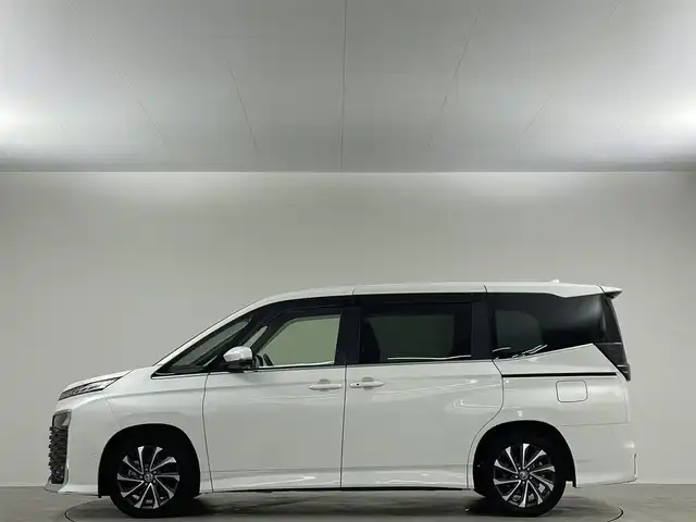 トヨタ ヴォクシー ハイブリッド S－Z 埼玉県 2022(令4)年 2万km ホワイトパールクリスタルシャイン 純正１０．５型ＤＡ　ナビ　フルセグＴＶ　1４型後席モニター　両側電動　アドバンスドパーク　ＥＴＣ２．０　トヨタセーフティセンス　ハーフレザー　温シート　前後ドライブレコーダー　ＬＥＤヘッドライト　禁煙車