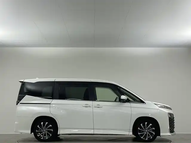 トヨタ ヴォクシー ハイブリッド S－Z 埼玉県 2022(令4)年 2万km ホワイトパールクリスタルシャイン 純正１０．５型ＤＡ　ナビ　フルセグＴＶ　1４型後席モニター　両側電動　アドバンスドパーク　ＥＴＣ２．０　トヨタセーフティセンス　ハーフレザー　温シート　前後ドライブレコーダー　ＬＥＤヘッドライト　禁煙車