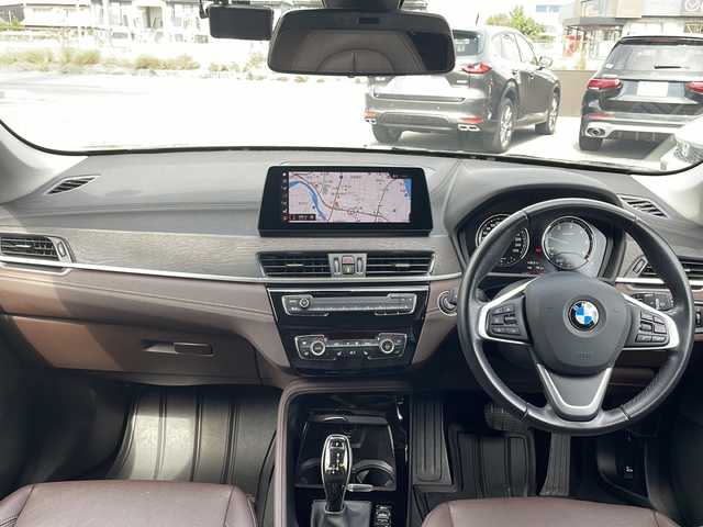 ＢＭＷ Ｘ１ xDrive 18d xライン 三重県 2021(令3)年 5.2万km サファイアブラックP ハイラインパッケージ/・パーフォレーション革シート/・D/N席シートヒーター/・木目調インパネ加飾/コンフォートパッケージ/・リアシートスライディング/・ワイヤレスチャージング/パークディスタンスコントロール/・パーキングアシスト/・アクティブクルーズコントロール/ドライビングアシスト/・レーンディパーチャーウォーニング/・前車接近警告機能/・衝突回避/被害軽減ブレーキ/1オーナー/4WD/ターボ/純正HDDナビゲーション/【MSV/Bluetooth/USB】/バックカメラ/ETC/前後ドライブレコーダー/パワーバックドア/D/N席パワーシート/D/N席シートヒーター/オートライト/LEDヘッドランプ/225/50R18インチ純正AW/プッシュスタート/スマートキー/スペアキー/純正フロアマット