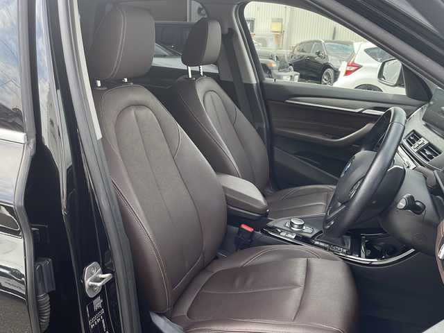 ＢＭＷ Ｘ１ xDrive 18d xライン 三重県 2021(令3)年 5.2万km サファイアブラックP ハイラインパッケージ/・パーフォレーション革シート/・D/N席シートヒーター/・木目調インパネ加飾/コンフォートパッケージ/・リアシートスライディング/・ワイヤレスチャージング/パークディスタンスコントロール/・パーキングアシスト/・アクティブクルーズコントロール/ドライビングアシスト/・レーンディパーチャーウォーニング/・前車接近警告機能/・衝突回避/被害軽減ブレーキ/1オーナー/4WD/ターボ/純正HDDナビゲーション/【MSV/Bluetooth/USB】/バックカメラ/ETC/前後ドライブレコーダー/パワーバックドア/D/N席パワーシート/D/N席シートヒーター/オートライト/LEDヘッドランプ/225/50R18インチ純正AW/プッシュスタート/スマートキー/スペアキー/純正フロアマット