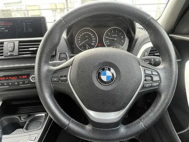 ＢＭＷ １１６ｉ 千葉県 2013(平25)年 11.8万km アルピンホワイトⅢ 純正HDDナビ/DVD/CD/ミュージックサーバー/バックカメラ/ハーフレザーシート/純正16インチアルミホイール/キセノンライト/ステアリングスイッチ/MTモード付きAT/エンジンプッシュスタート/ドアバイザー/スペアキー/保証書/取扱説明書