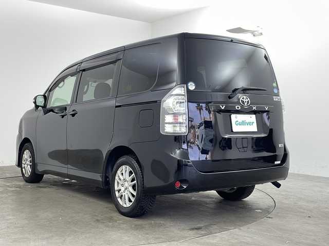 トヨタ ヴォクシー X Lエディション 兵庫県 2012(平24)年 11.6万km ブラック ・社外ナビ（CN-HDS６３０D）/　CD/DVD再生/　ワンセグテレビ/　SD/MD再生/・ビルドインETC/・バックカメラ/・両側パワースライドドア/・三列シート/・前後ドライブレコーダー/・社外フロアマット/・社外15インチアルミホイール/・ABS/・HIDオートライト/・Wエアバック/・ステアリングスイッチ/・アルパインフリップダウンモニター/・リモコンキー