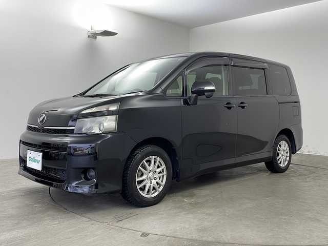 トヨタ ヴォクシー X Lエディション 兵庫県 2012(平24)年 11.6万km ブラック ・社外ナビ（CN-HDS６３０D）/　CD/DVD再生/　ワンセグテレビ/　SD/MD再生/・ビルドインETC/・バックカメラ/・両側パワースライドドア/・三列シート/・前後ドライブレコーダー/・社外フロアマット/・社外15インチアルミホイール/・ABS/・HIDオートライト/・Wエアバック/・ステアリングスイッチ/・アルパインフリップダウンモニター/・リモコンキー