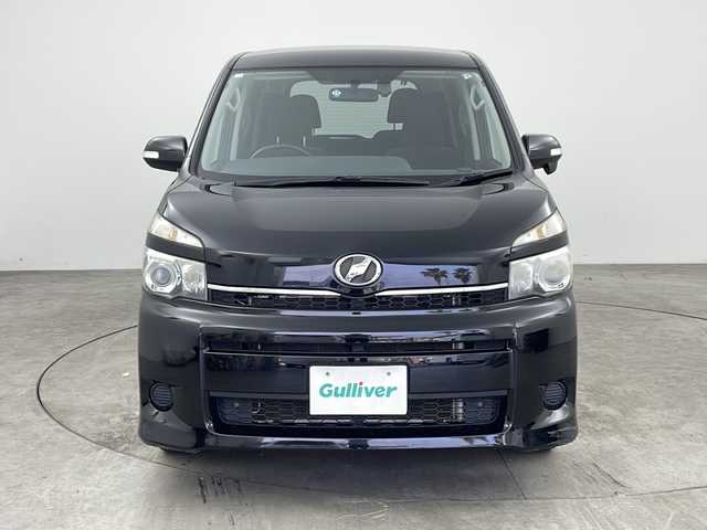 トヨタ ヴォクシー X Lエディション 兵庫県 2012(平24)年 11.6万km ブラック ・社外ナビ（CN-HDS６３０D）/　CD/DVD再生/　ワンセグテレビ/　SD/MD再生/・ビルドインETC/・バックカメラ/・両側パワースライドドア/・三列シート/・前後ドライブレコーダー/・社外フロアマット/・社外15インチアルミホイール/・ABS/・HIDオートライト/・Wエアバック/・ステアリングスイッチ/・アルパインフリップダウンモニター/・リモコンキー