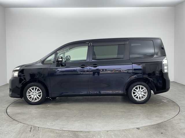 トヨタ ヴォクシー X Lエディション 兵庫県 2012(平24)年 11.6万km ブラック ・社外ナビ（CN-HDS６３０D）/　CD/DVD再生/　ワンセグテレビ/　SD/MD再生/・ビルドインETC/・バックカメラ/・両側パワースライドドア/・三列シート/・前後ドライブレコーダー/・社外フロアマット/・社外15インチアルミホイール/・ABS/・HIDオートライト/・Wエアバック/・ステアリングスイッチ/・アルパインフリップダウンモニター/・リモコンキー