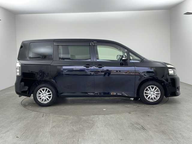 トヨタ ヴォクシー X Lエディション 兵庫県 2012(平24)年 11.6万km ブラック ・社外ナビ（CN-HDS６３０D）/　CD/DVD再生/　ワンセグテレビ/　SD/MD再生/・ビルドインETC/・バックカメラ/・両側パワースライドドア/・三列シート/・前後ドライブレコーダー/・社外フロアマット/・社外15インチアルミホイール/・ABS/・HIDオートライト/・Wエアバック/・ステアリングスイッチ/・アルパインフリップダウンモニター/・リモコンキー