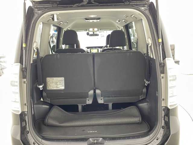 トヨタ ヴォクシー X Lエディション 兵庫県 2012(平24)年 11.6万km ブラック ・社外ナビ（CN-HDS６３０D）/　CD/DVD再生/　ワンセグテレビ/　SD/MD再生/・ビルドインETC/・バックカメラ/・両側パワースライドドア/・三列シート/・前後ドライブレコーダー/・社外フロアマット/・社外15インチアルミホイール/・ABS/・HIDオートライト/・Wエアバック/・ステアリングスイッチ/・アルパインフリップダウンモニター/・リモコンキー