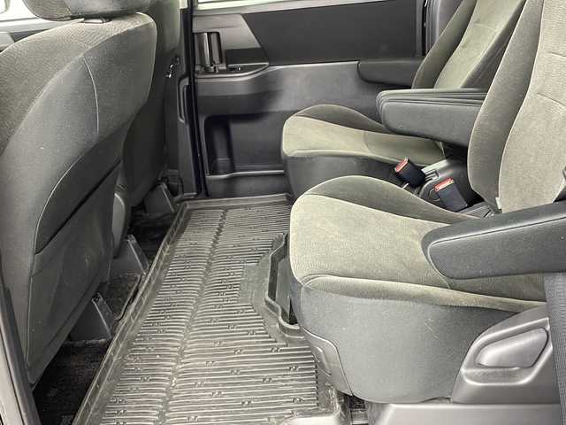 トヨタ ヴォクシー X Lエディション 兵庫県 2012(平24)年 11.6万km ブラック ・社外ナビ（CN-HDS６３０D）/　CD/DVD再生/　ワンセグテレビ/　SD/MD再生/・ビルドインETC/・バックカメラ/・両側パワースライドドア/・三列シート/・前後ドライブレコーダー/・社外フロアマット/・社外15インチアルミホイール/・ABS/・HIDオートライト/・Wエアバック/・ステアリングスイッチ/・アルパインフリップダウンモニター/・リモコンキー