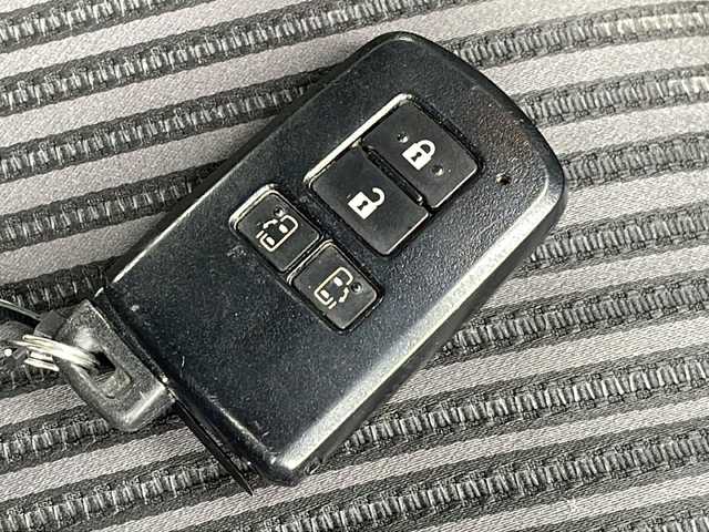 トヨタ ヴォクシー ZS 大阪府 2017(平29)年 4.6万km ブラック トヨタセーフティセンス/純正１０型ナビフルセグTV/純正１２型フリップダウンモニター/両側パワースライドドア/バックカメラ/ビルトインETC/LEDヘッドライト/純正１６インチアルミ/クルーズコントロール