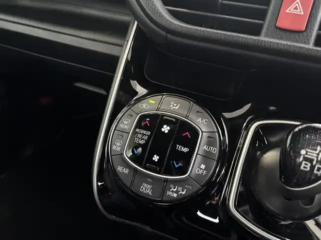 トヨタ ヴォクシー ハイブリッド ZS 煌Ⅱ 京都府 2019(平31)年 8.7万km ブラック トヨタセーフティセンス/・プリクラッシュセーフティシステム/・レーンディバーチャーアラート/・オートマチックハイビーム/・先行者発進告知機能/純正メモリーナビ、地デジ、Bluetooth/　型番　NSZT-W68T/ビルトインETC/バックカメラ/両側パワースライドドア/クルーズコントロール/LEDヘッドランプ/純正16インチアルミホイール/保証書