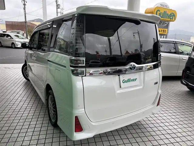 トヨタ ヴォクシー ハイブリッド ZS 煌Ⅱ 京都府 2019(平31)年 8.7万km ブラック トヨタセーフティセンス/・プリクラッシュセーフティシステム/・レーンディバーチャーアラート/・オートマチックハイビーム/・先行者発進告知機能/純正メモリーナビ、地デジ、Bluetooth/　型番　NSZT-W68T/ビルトインETC/バックカメラ/両側パワースライドドア/クルーズコントロール/LEDヘッドランプ/純正16インチアルミホイール/保証書