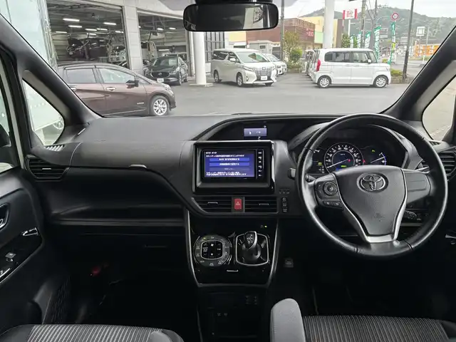 トヨタ ヴォクシー ハイブリッド ZS 煌Ⅱ 京都府 2019(平31)年 8.7万km ブラック トヨタセーフティセンス/・プリクラッシュセーフティシステム/・レーンディバーチャーアラート/・オートマチックハイビーム/・先行者発進告知機能/純正メモリーナビ、地デジ、Bluetooth/　型番　NSZT-W68T/ビルトインETC/バックカメラ/両側パワースライドドア/クルーズコントロール/LEDヘッドランプ/純正16インチアルミホイール/保証書