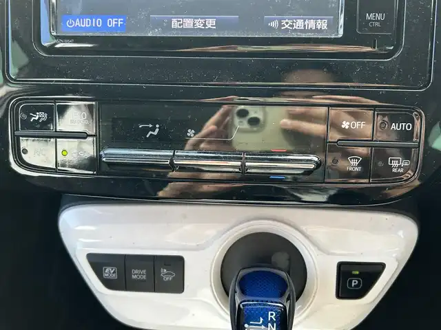 トヨタ プリウス A 福岡県 2016(平28)年 5.4万km ホワイトパールクリスタルシャイン 純正ナビ/・BT/・フルセグTV/・バックカメラ/純正ETC/クルーズコントロール/レーンキープアシスト/衝突被害軽減ブレーキ/LEDヘッドライト/オートライト/前後コーナーセンサー/パーキングアシスト/純正フロアマット/社外AW