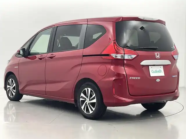 ホンダ フリード ハイブリット G ホンダセンシング 熊本県 2019(平31)年 4.5万km プレミアムクリスタルレッドM ●ギャザーズナビVXM-174VFXi/(CD/DVD/Bluetooth)/●ビルトインETC/●ハーフレザーシート/●バックカメラ/●レ－ダークルーズコントロール/●両側パワースライドドア/●衝突被害軽減システム/●レーンキープアシスト/●前後クリアランスソナー/●横滑り防止/●オートライト/●LEDヘッドライト/●スマートキー/●プッシュスタート/●スペアキー1本/●革巻きステアリング/●ステアリングスイッチ/●純正15インチアルミホイール/●純正フロアマット/●保証書/●取扱説明書