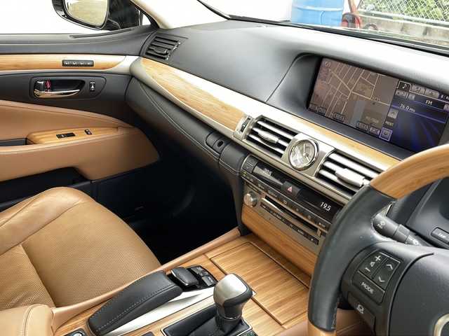 レクサス ＬＳ 460 バージョンC 山口県 2013(平25)年 9.7万km スターライトブラックガラスフレーク 純正ナビ/フルセグテレビ/Bluetooth/バックカメラ/クルーズコントロール/ブラインドスポットモニター/パワーシート/エアシート/シートヒーター/コーナーセンサー/ハンドルヒーター/ETC/純正フロアマット/純正18インチAW