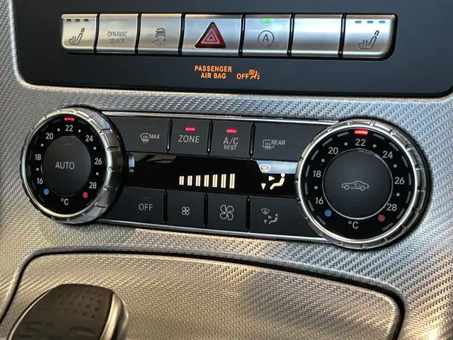 メルセデス・ベンツ ＳＬＣ１８０ スポーツ 福岡県 2019(令1)年 1.5万km オブシディアンブラック 黒革　/ＡＣＣ　/ＢＳＭ　/純正ナビ／フルセグ　/Ｂｌｕｅｔｏｏｔｈ　/Ｂカメラ　/ＡｐｐｌｅＣａｒＰｌａｙ　/ＡｎｄｒｏｉｄＡｕｔｏ　/メモリ付パワーシート　/シートヒーター　/パドルシフト　/純正１８インチＡＷ