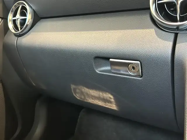 メルセデス・ベンツ ＳＬＣ１８０ スポーツ 福岡県 2019(令1)年 1.5万km オブシディアンブラック 黒革　/ＡＣＣ　/ＢＳＭ　/純正ナビ／フルセグ　/Ｂｌｕｅｔｏｏｔｈ　/Ｂカメラ　/ＡｐｐｌｅＣａｒＰｌａｙ　/ＡｎｄｒｏｉｄＡｕｔｏ　/メモリ付パワーシート　/シートヒーター　/パドルシフト　/純正１８インチＡＷ