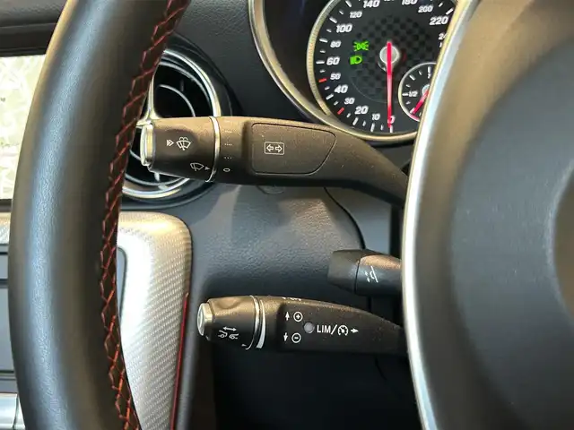 メルセデス・ベンツ ＳＬＣ１８０ スポーツ 福岡県 2019(令1)年 1.5万km オブシディアンブラック 黒革　/ＡＣＣ　/ＢＳＭ　/純正ナビ／フルセグ　/Ｂｌｕｅｔｏｏｔｈ　/Ｂカメラ　/ＡｐｐｌｅＣａｒＰｌａｙ　/ＡｎｄｒｏｉｄＡｕｔｏ　/メモリ付パワーシート　/シートヒーター　/パドルシフト　/純正１８インチＡＷ