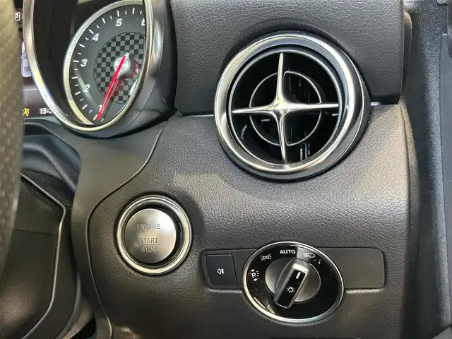 メルセデス・ベンツ ＳＬＣ１８０ スポーツ 福岡県 2019(令1)年 1.5万km オブシディアンブラック 黒革　/ＡＣＣ　/ＢＳＭ　/純正ナビ／フルセグ　/Ｂｌｕｅｔｏｏｔｈ　/Ｂカメラ　/ＡｐｐｌｅＣａｒＰｌａｙ　/ＡｎｄｒｏｉｄＡｕｔｏ　/メモリ付パワーシート　/シートヒーター　/パドルシフト　/純正１８インチＡＷ