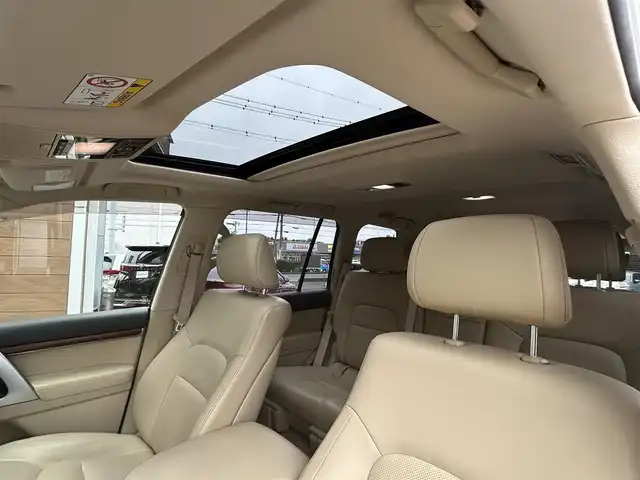 トヨタ ランドクルーザー AX Gセレクション 埼玉県 2017(平29)年 3.2万km ホワイトパールクリスタルシャイン ワンオーナー/純正ナビ/サンルーフ/レザーシート/デュアルエアコン/４WD/バック、フロント、サイドカメラ/フルセグ/ビルトインETC2.0/Bluetooth/純正フロアマット/クルコン/ハンドルヒーター/プリクラッシュセーフティ/クリアランスソナー/USBポート