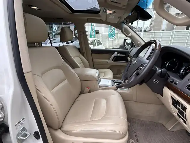 トヨタ ランドクルーザー AX Gセレクション 埼玉県 2017(平29)年 3.2万km ホワイトパールクリスタルシャイン ワンオーナー/純正ナビ/サンルーフ/レザーシート/デュアルエアコン/４WD/バック、フロント、サイドカメラ/フルセグ/ビルトインETC2.0/Bluetooth/純正フロアマット/クルコン/ハンドルヒーター/プリクラッシュセーフティ/クリアランスソナー/USBポート