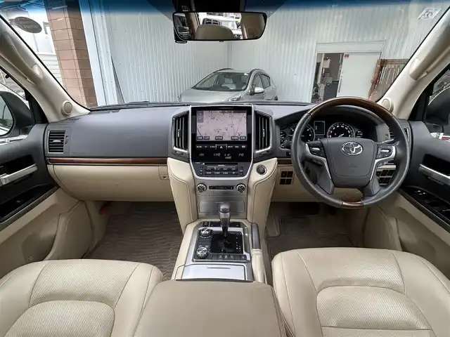 トヨタ ランドクルーザー AX Gセレクション 埼玉県 2017(平29)年 3.2万km ホワイトパールクリスタルシャイン ワンオーナー/純正ナビ/サンルーフ/レザーシート/デュアルエアコン/４WD/バック、フロント、サイドカメラ/フルセグ/ビルトインETC2.0/Bluetooth/純正フロアマット/クルコン/ハンドルヒーター/プリクラッシュセーフティ/クリアランスソナー/USBポート