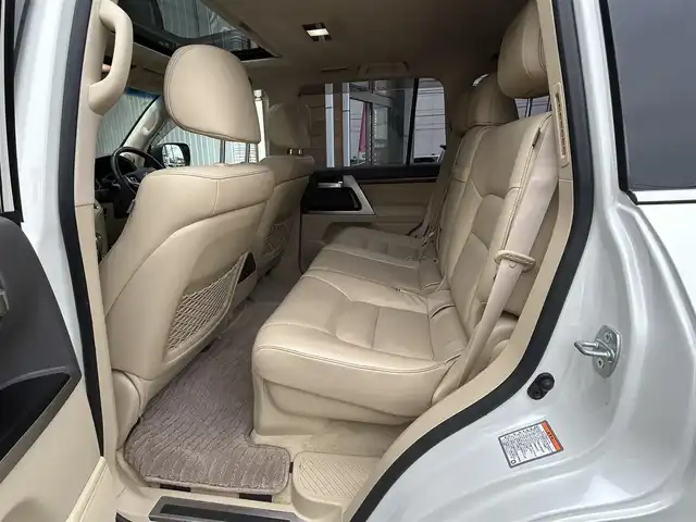 トヨタ ランドクルーザー AX Gセレクション 埼玉県 2017(平29)年 3.2万km ホワイトパールクリスタルシャイン ワンオーナー/純正ナビ/サンルーフ/レザーシート/デュアルエアコン/４WD/バック、フロント、サイドカメラ/フルセグ/ビルトインETC2.0/Bluetooth/純正フロアマット/クルコン/ハンドルヒーター/プリクラッシュセーフティ/クリアランスソナー/USBポート