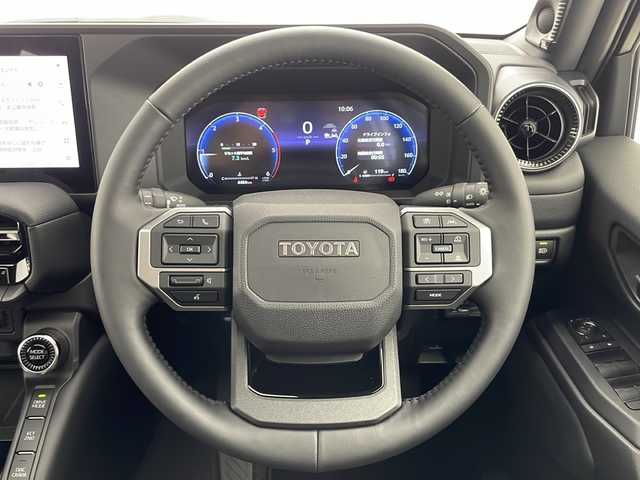 トヨタ ランドクルーザー ２５０ VX 千葉県 2025(令7)年 0.5万km プラチナホワイトパールマイカ 衝突被害軽減システム／レーンキープアシスト/コーナーセンサー（前後）/ブラインドスポットモニター/レーダークルーズコントロール/サンルーフ/純正メモリナビ/　（Bluetooth/USB入力端子/フルセグTV/Miracast）/HDMI/車外カメラ/　（バック/全方位）/純正ビルトインETC2.0/純正ドライブレコーダー（前方のみ）/パワーシート（D席）/シートヒーター（D/N席）/エアーシート（D/N席）/デジタルインナーミラー/ワイヤレス充電/MTモード付AT/ルーフレール/オートハイビーム/LEDヘッドライト/純正18インチアルミホイール