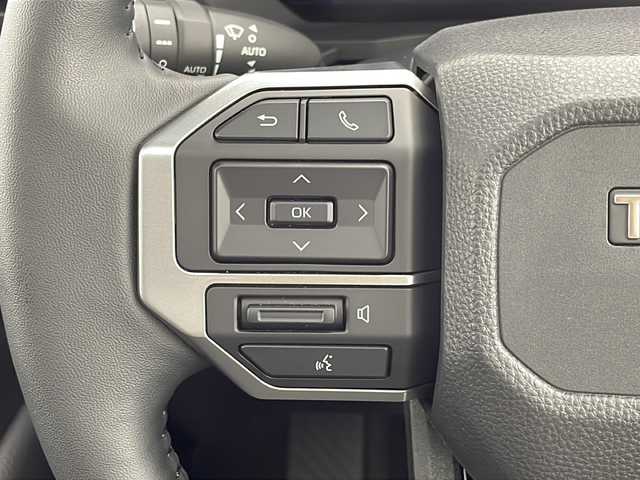 トヨタ ランドクルーザー ２５０ VX 千葉県 2025(令7)年 0.5万km プラチナホワイトパールマイカ 衝突被害軽減システム／レーンキープアシスト/コーナーセンサー（前後）/ブラインドスポットモニター/レーダークルーズコントロール/サンルーフ/純正メモリナビ/　（Bluetooth/USB入力端子/フルセグTV/Miracast）/HDMI/車外カメラ/　（バック/全方位）/純正ビルトインETC2.0/純正ドライブレコーダー（前方のみ）/パワーシート（D席）/シートヒーター（D/N席）/エアーシート（D/N席）/デジタルインナーミラー/ワイヤレス充電/MTモード付AT/ルーフレール/オートハイビーム/LEDヘッドライト/純正18インチアルミホイール