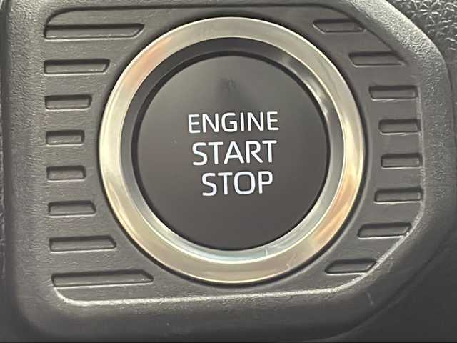 トヨタ ランドクルーザー ２５０ VX 千葉県 2025(令7)年 0.5万km プラチナホワイトパールマイカ 衝突被害軽減システム／レーンキープアシスト/コーナーセンサー（前後）/ブラインドスポットモニター/レーダークルーズコントロール/サンルーフ/純正メモリナビ/　（Bluetooth/USB入力端子/フルセグTV/Miracast）/HDMI/車外カメラ/　（バック/全方位）/純正ビルトインETC2.0/純正ドライブレコーダー（前方のみ）/パワーシート（D席）/シートヒーター（D/N席）/エアーシート（D/N席）/デジタルインナーミラー/ワイヤレス充電/MTモード付AT/ルーフレール/オートハイビーム/LEDヘッドライト/純正18インチアルミホイール