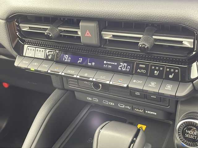 トヨタ ランドクルーザー ２５０ VX 千葉県 2025(令7)年 0.5万km プラチナホワイトパールマイカ 衝突被害軽減システム／レーンキープアシスト/コーナーセンサー（前後）/ブラインドスポットモニター/レーダークルーズコントロール/サンルーフ/純正メモリナビ/　（Bluetooth/USB入力端子/フルセグTV/Miracast）/HDMI/車外カメラ/　（バック/全方位）/純正ビルトインETC2.0/純正ドライブレコーダー（前方のみ）/パワーシート（D席）/シートヒーター（D/N席）/エアーシート（D/N席）/デジタルインナーミラー/ワイヤレス充電/MTモード付AT/ルーフレール/オートハイビーム/LEDヘッドライト/純正18インチアルミホイール