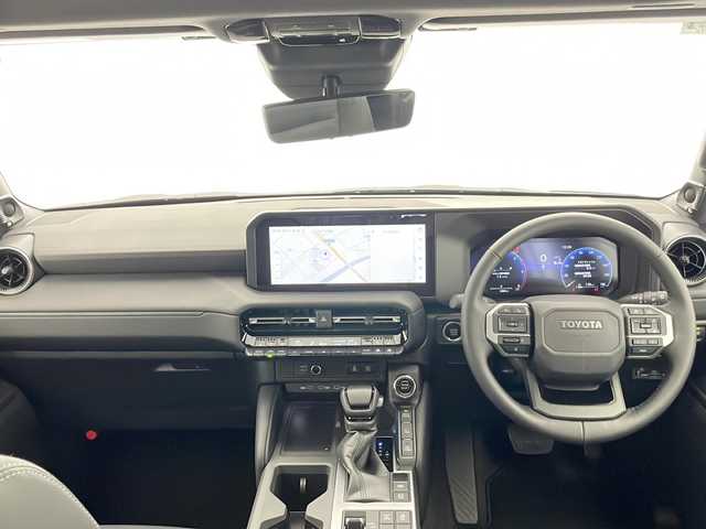 トヨタ ランドクルーザー ２５０ VX 千葉県 2025(令7)年 0.5万km プラチナホワイトパールマイカ 衝突被害軽減システム／レーンキープアシスト/コーナーセンサー（前後）/ブラインドスポットモニター/レーダークルーズコントロール/サンルーフ/純正メモリナビ/　（Bluetooth/USB入力端子/フルセグTV/Miracast）/HDMI/車外カメラ/　（バック/全方位）/純正ビルトインETC2.0/純正ドライブレコーダー（前方のみ）/パワーシート（D席）/シートヒーター（D/N席）/エアーシート（D/N席）/デジタルインナーミラー/ワイヤレス充電/MTモード付AT/ルーフレール/オートハイビーム/LEDヘッドライト/純正18インチアルミホイール