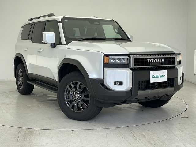 トヨタ ランドクルーザー ２５０ VX 千葉県 2025(令7)年 0.5万km プラチナホワイトパールマイカ 衝突被害軽減システム／レーンキープアシスト/コーナーセンサー（前後）/ブラインドスポットモニター/レーダークルーズコントロール/サンルーフ/純正メモリナビ/　（Bluetooth/USB入力端子/フルセグTV/Miracast）/HDMI/車外カメラ/　（バック/全方位）/純正ビルトインETC2.0/純正ドライブレコーダー（前方のみ）/パワーシート（D席）/シートヒーター（D/N席）/エアーシート（D/N席）/デジタルインナーミラー/ワイヤレス充電/MTモード付AT/ルーフレール/オートハイビーム/LEDヘッドライト/純正18インチアルミホイール