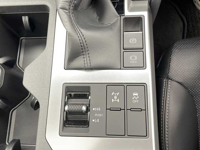 トヨタ ランドクルーザー ２５０ VX 千葉県 2025(令7)年 0.5万km プラチナホワイトパールマイカ 衝突被害軽減システム／レーンキープアシスト/コーナーセンサー（前後）/ブラインドスポットモニター/レーダークルーズコントロール/サンルーフ/純正メモリナビ/　（Bluetooth/USB入力端子/フルセグTV/Miracast）/HDMI/車外カメラ/　（バック/全方位）/純正ビルトインETC2.0/純正ドライブレコーダー（前方のみ）/パワーシート（D席）/シートヒーター（D/N席）/エアーシート（D/N席）/デジタルインナーミラー/ワイヤレス充電/MTモード付AT/ルーフレール/オートハイビーム/LEDヘッドライト/純正18インチアルミホイール