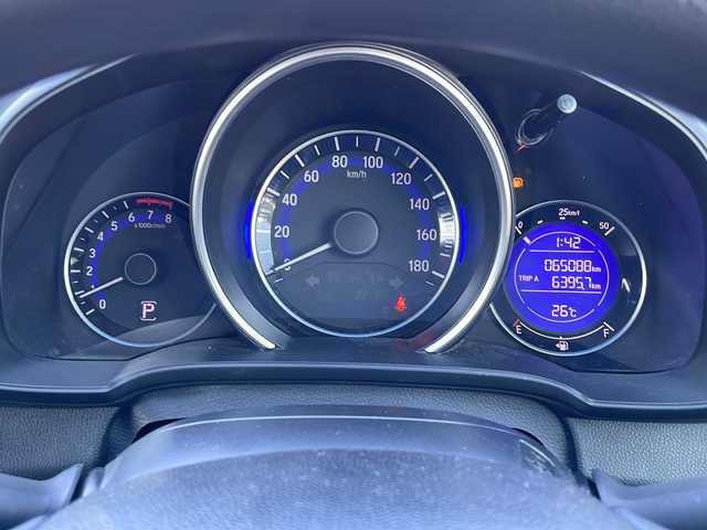 ホンダ フィット 13G Lパッケージ 道東・釧路十勝 2015(平27)年 6.5万km プレミアムホワイトパール 4WD/寒冷地仕様/純正メモリナビ　VXM-145VSi/　(AM/FM/CD/DVD/BT)/バックカメラ/アイドリングストップ/社外ETC/ステアリングスイッチ/スマートキー/LEDヘッドライト