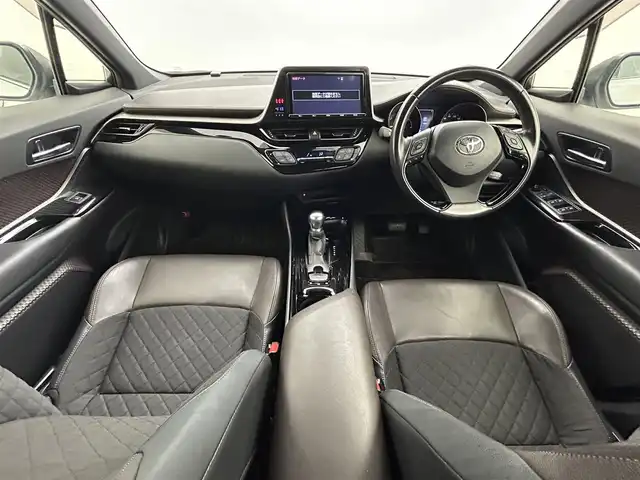 トヨタ Ｃ－ＨＲ G 熊本県 2017(平29)年 9.2万km ホワイトパールクリスタルシャイン 禁煙車　/純正８インチナビ（ＣＤ・ＤＶＤ・フルセグ・ＢＴ・ＳＤ・ＵＳＢ）/バックカメラ　/社外前後ドライブレコーダー　/ＥＴＣ　/レーダークルーズコントロール　/前席シートヒーター　/前後クリアランスソナー/ブラインドスポットモニター/衝突軽減ブレーキ/横滑り防止/ハーフレザーシート/デジタルインナーミラー/純正フロアマット/純正１８インチAW/オートライト/LEDヘッドライト/フォグライト/スマートキー/プッシュスタート/スペアキー1本/取扱説明書