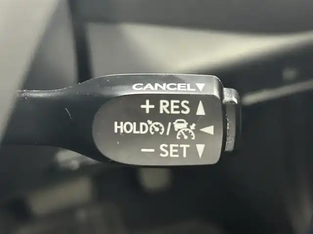 トヨタ Ｃ－ＨＲ G 熊本県 2017(平29)年 9.2万km ホワイトパールクリスタルシャイン 禁煙車　/純正８インチナビ（ＣＤ・ＤＶＤ・フルセグ・ＢＴ・ＳＤ・ＵＳＢ）/バックカメラ　/社外前後ドライブレコーダー　/ＥＴＣ　/レーダークルーズコントロール　/前席シートヒーター　/前後クリアランスソナー/ブラインドスポットモニター/衝突軽減ブレーキ/横滑り防止/ハーフレザーシート/デジタルインナーミラー/純正フロアマット/純正１８インチAW/オートライト/LEDヘッドライト/フォグライト/スマートキー/プッシュスタート/スペアキー1本/取扱説明書