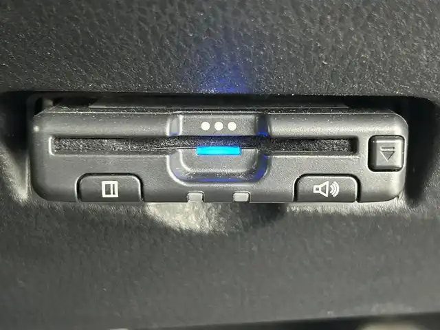 トヨタ Ｃ－ＨＲ G 熊本県 2017(平29)年 9.2万km ホワイトパールクリスタルシャイン 禁煙車　/純正８インチナビ（ＣＤ・ＤＶＤ・フルセグ・ＢＴ・ＳＤ・ＵＳＢ）/バックカメラ　/社外前後ドライブレコーダー　/ＥＴＣ　/レーダークルーズコントロール　/前席シートヒーター　/前後クリアランスソナー/ブラインドスポットモニター/衝突軽減ブレーキ/横滑り防止/ハーフレザーシート/デジタルインナーミラー/純正フロアマット/純正１８インチAW/オートライト/LEDヘッドライト/フォグライト/スマートキー/プッシュスタート/スペアキー1本/取扱説明書