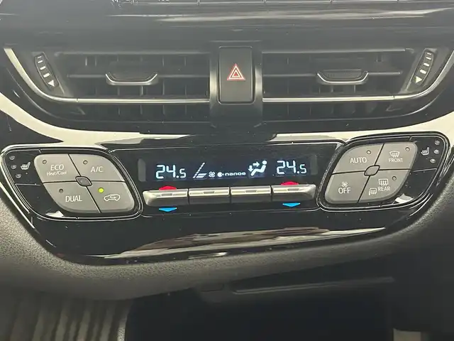 トヨタ Ｃ－ＨＲ G 熊本県 2017(平29)年 9.2万km ホワイトパールクリスタルシャイン 禁煙車　/純正８インチナビ（ＣＤ・ＤＶＤ・フルセグ・ＢＴ・ＳＤ・ＵＳＢ）/バックカメラ　/社外前後ドライブレコーダー　/ＥＴＣ　/レーダークルーズコントロール　/前席シートヒーター　/前後クリアランスソナー/ブラインドスポットモニター/衝突軽減ブレーキ/横滑り防止/ハーフレザーシート/デジタルインナーミラー/純正フロアマット/純正１８インチAW/オートライト/LEDヘッドライト/フォグライト/スマートキー/プッシュスタート/スペアキー1本/取扱説明書