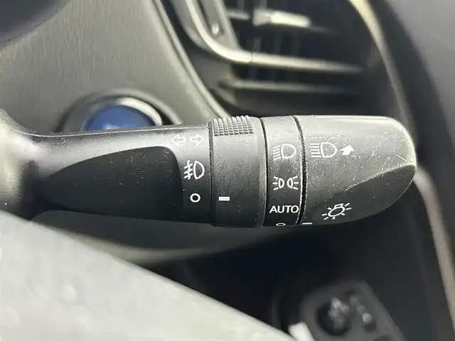 トヨタ Ｃ－ＨＲ G 熊本県 2017(平29)年 9.2万km ホワイトパールクリスタルシャイン 禁煙車　/純正８インチナビ（ＣＤ・ＤＶＤ・フルセグ・ＢＴ・ＳＤ・ＵＳＢ）/バックカメラ　/社外前後ドライブレコーダー　/ＥＴＣ　/レーダークルーズコントロール　/前席シートヒーター　/前後クリアランスソナー/ブラインドスポットモニター/衝突軽減ブレーキ/横滑り防止/ハーフレザーシート/デジタルインナーミラー/純正フロアマット/純正１８インチAW/オートライト/LEDヘッドライト/フォグライト/スマートキー/プッシュスタート/スペアキー1本/取扱説明書