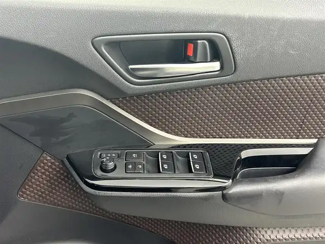 トヨタ Ｃ－ＨＲ G 熊本県 2017(平29)年 9.2万km ホワイトパールクリスタルシャイン 禁煙車　/純正８インチナビ（ＣＤ・ＤＶＤ・フルセグ・ＢＴ・ＳＤ・ＵＳＢ）/バックカメラ　/社外前後ドライブレコーダー　/ＥＴＣ　/レーダークルーズコントロール　/前席シートヒーター　/前後クリアランスソナー/ブラインドスポットモニター/衝突軽減ブレーキ/横滑り防止/ハーフレザーシート/デジタルインナーミラー/純正フロアマット/純正１８インチAW/オートライト/LEDヘッドライト/フォグライト/スマートキー/プッシュスタート/スペアキー1本/取扱説明書