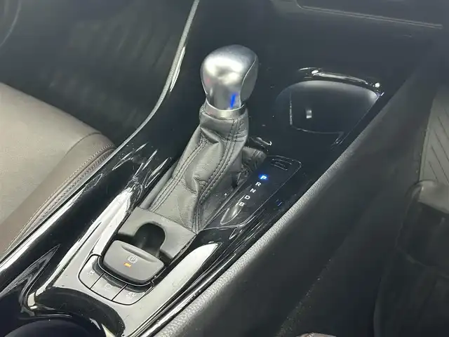 トヨタ Ｃ－ＨＲ G 熊本県 2017(平29)年 9.2万km ホワイトパールクリスタルシャイン 禁煙車　/純正８インチナビ（ＣＤ・ＤＶＤ・フルセグ・ＢＴ・ＳＤ・ＵＳＢ）/バックカメラ　/社外前後ドライブレコーダー　/ＥＴＣ　/レーダークルーズコントロール　/前席シートヒーター　/前後クリアランスソナー/ブラインドスポットモニター/衝突軽減ブレーキ/横滑り防止/ハーフレザーシート/デジタルインナーミラー/純正フロアマット/純正１８インチAW/オートライト/LEDヘッドライト/フォグライト/スマートキー/プッシュスタート/スペアキー1本/取扱説明書