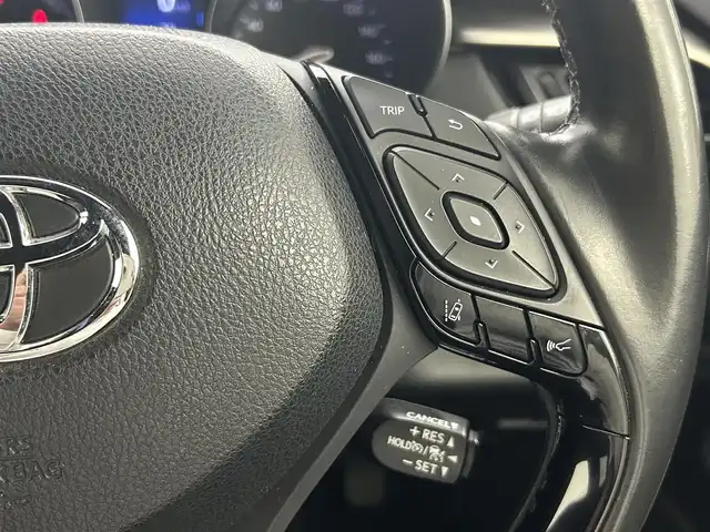 トヨタ Ｃ－ＨＲ G 熊本県 2017(平29)年 9.2万km ホワイトパールクリスタルシャイン 禁煙車　/純正８インチナビ（ＣＤ・ＤＶＤ・フルセグ・ＢＴ・ＳＤ・ＵＳＢ）/バックカメラ　/社外前後ドライブレコーダー　/ＥＴＣ　/レーダークルーズコントロール　/前席シートヒーター　/前後クリアランスソナー/ブラインドスポットモニター/衝突軽減ブレーキ/横滑り防止/ハーフレザーシート/デジタルインナーミラー/純正フロアマット/純正１８インチAW/オートライト/LEDヘッドライト/フォグライト/スマートキー/プッシュスタート/スペアキー1本/取扱説明書